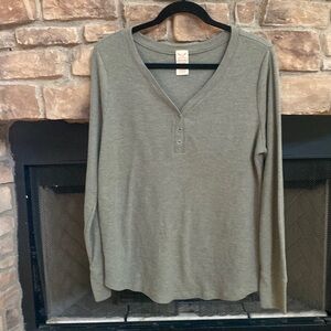 Faded Glory army green thermal long sleeve v-neck top. Size XXL/2XG (20)